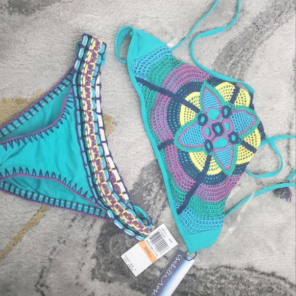 Bikini - Picture 1 of 2